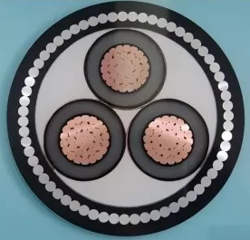 Кои се барањата за изведба за изолационите материјали на среднонапонските енергетски кабли?